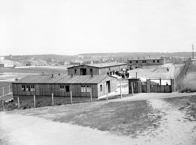 Návštěva zahraničních novinářů v internačním táboře Němců z ČSR v Kladně dne 19. července 1945.