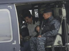 Joaqín "Prcek" Guzmán na palubě armádní helikoptéry krátce po svém zatčení.