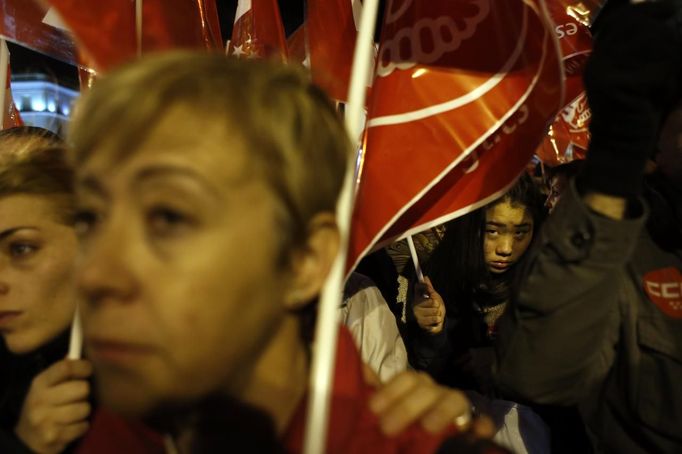 People attend a union rally on the eve of a general strike at Madrid's Puerta del Sol square November 13, 2012. Spain's two largest labour unions have called for a general strike on November 14, the second against the conservative government since they took power in December and coinciding with industrial action in Portugal on the same day. REUTERS/Susana Vera (SPAIN - Tags: BUSINESS EMPLOYMENT CIVIL UNREST POLITICS) Published: Lis. 13, 2012, 9:19 odp.