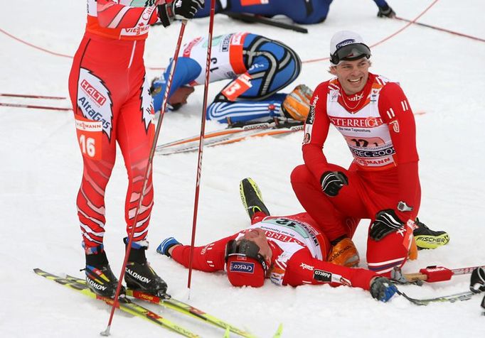 Norská radost. Johan Kjoelstad klečí u ležícího Ola Vigen Hattestada. Společně získali zlatou medaili.