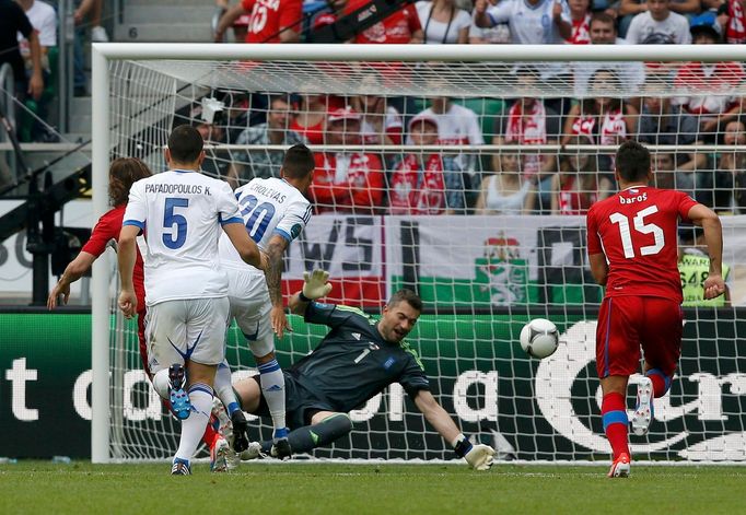 Petr Jiráček skóruje během utkání Řecka s Českou republikou v základní skupině A na Euru 2012.