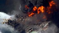 Příčinou katastrofy bylo selhání několika bezpečnostních systémů. Nedostatečně provedená cementace vrtu firmou Halliburton umožnila průnik metanu do vrtného potrubí. Následná exploze a požár vedly ke zničení plošiny. Pokusy o uzavření vrtu selhaly kvůli poruše zařízení zvaného "blowout preventer", které mělo zabránit nekontrolovanému úniku ropy. ​