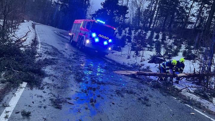Silný vítr v Česku komplikuje dopravu, 300 tisíc odběratelů připravil o elektřinu; Zdroj foto: Twitter HZS Královéhradeckého kraje
