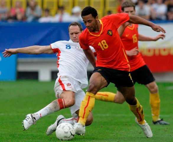 Polák bojuje o míč