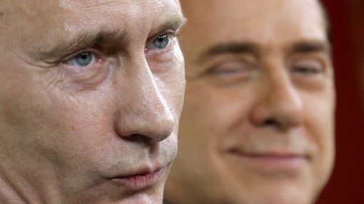 Vladimit Putin promlouvá na tiskové konferenci po schůzce se Silviem Berlusconim.