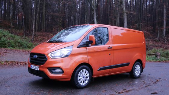 Modernizovaný Ford Transit Custom chce zvenčí vypadat víc jako SUV. Má víc asistenčních systémů