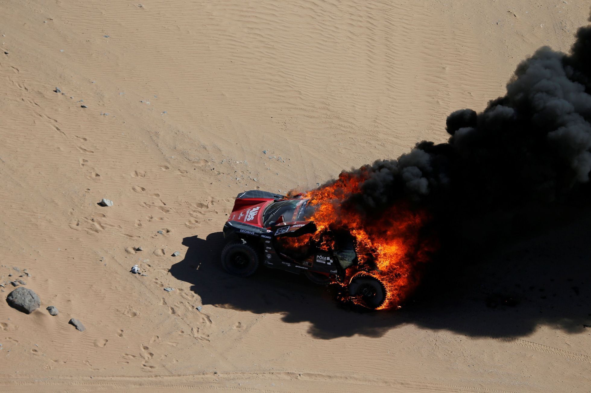 Hořící speciál RD Limited francouzského pilota Romaina Dumase v 1. etapě Rallye Dakar 2020.