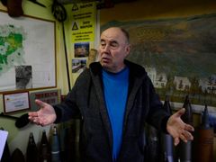 Václav Bilický u své sbírky sovětské munice nalezené v Ralsku.