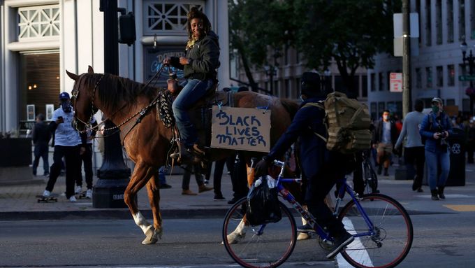 "Na černošských životech záleží," deklaruje Nobel transparentem, který na hřbetu nese její kůň.