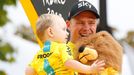 Chris Froome se synem po dojetí Tour de France 2017.