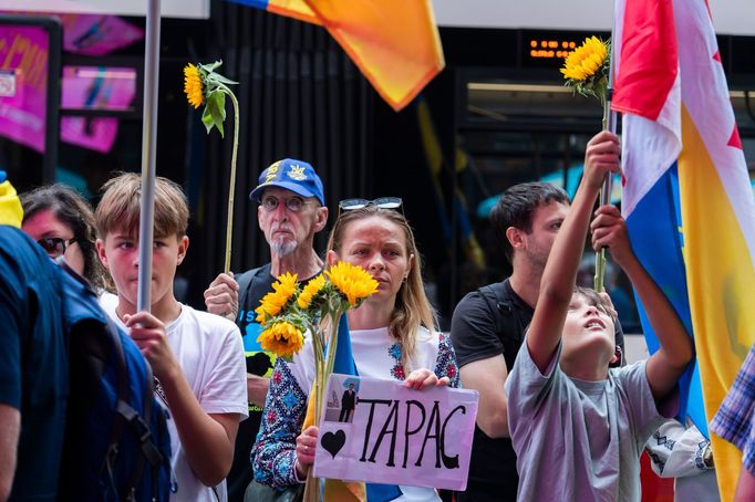 Kanadští Ukrajinci protestují proti uvedení dokumentu Rusové ve válce před kancelářemi torontského festivalu.