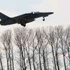 Startující Aero L-159 Alca nad větrolamem čáslavského letiště