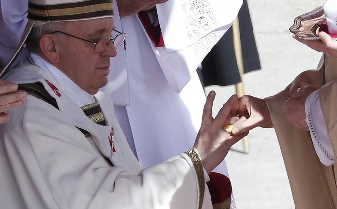 The Fisherman's Ring is placed on the finger of Pope Francis by Cardinal Angelo Sodano, Dean of the College of Cardinals during his inaugural mass at the Vatican, March 19, 2013. Pope Francis celebrates his inaugural mass on Tuesday among political and religious leaders from around the world and amid a wave of hope for a renewal of the scandal-plagued Roman Catholic Church. REUTERS/Stefano Rellandini (VATICAN - Tags: RELIGION POLITICS) Published: Bře. 19, 2013, 9:11 dop.