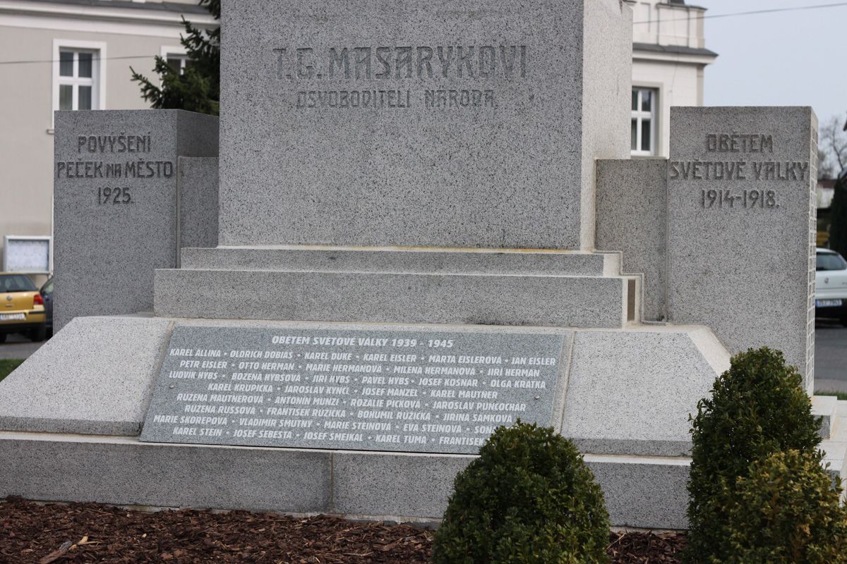 Socha TGM v Pečkách