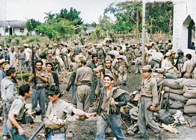 Revoluční armáda Fidela Castra v okolí Havany, krátce před dobytím města. 2. 1.1958. Kolorováno