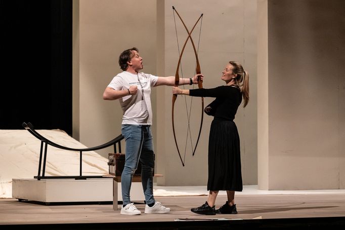 Aleš Briscein jako Rinald a Alžběta Poláčková v roli Armidy.