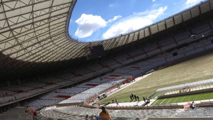 Podívejte se, jak se v brazílii staví obří stadiony pro MS ve fotbale.