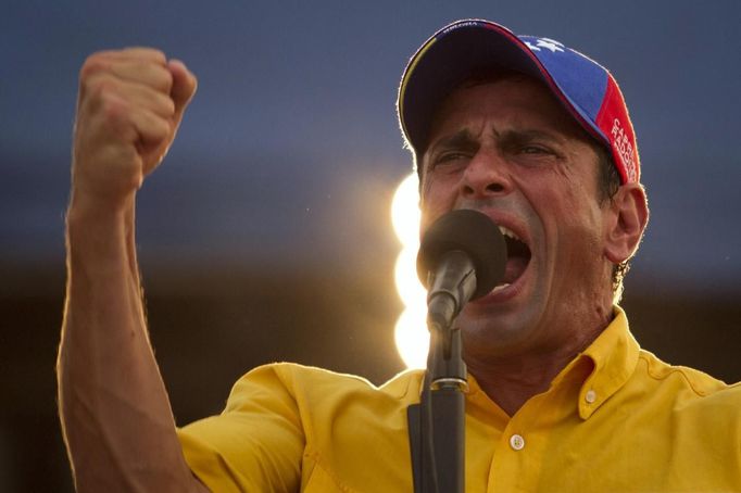 Venezuela's opposition presidential candidate Henrique Capriles talks to supporters during a campaign rally in Barcelona, in the state of Anzoategui October 2, 2012. REUTERS/Carlos Garcia Rawlins (VENEZUELA - Tags: POLITICS ELECTIONS)