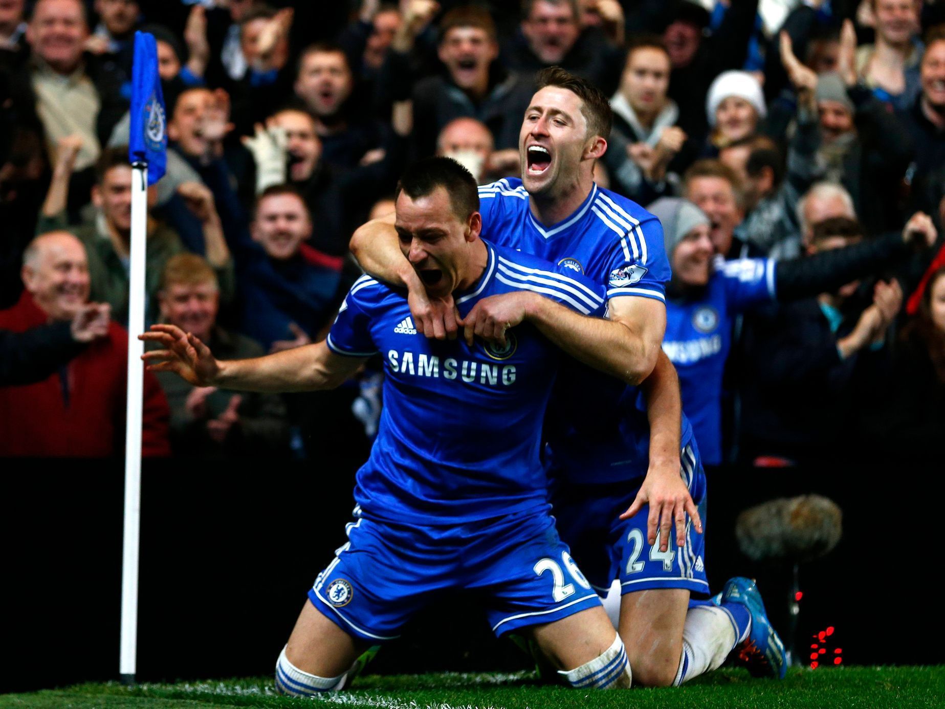 Terry a Cahill z Chelsea se radují po brance do sítě Southamptonu