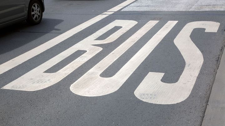Německo chce otevřít autobusové pruhy osobním autům. Budou muset ale vézt tři lidi