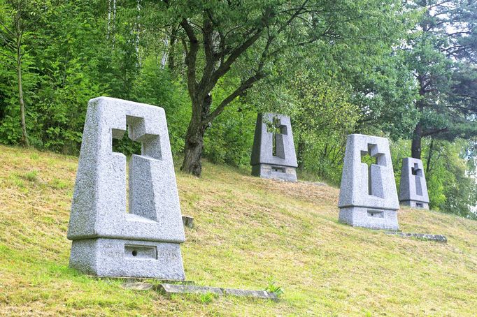 Současná podoba pietního prostranství, které se rozprostírá v místech, kde dříve stávala osada Ležáky