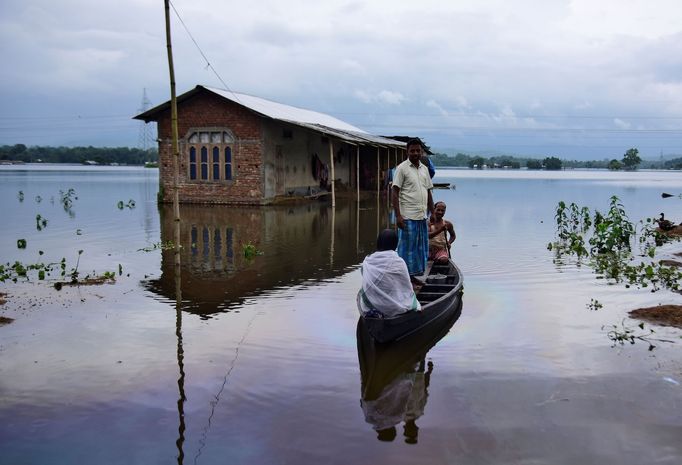 Po týdnech katastrofálního sucha na jihu Indie zasáhly sever země ničivé záplavy.