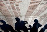 Památník obětí ve Srebrenici. Jsou na něm tisíce jmen