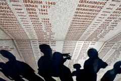 Policie zatkla další podezřelé z masakru v Srebrenici