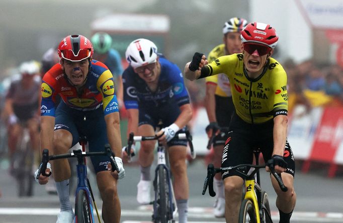 Jonas Vingegaard v cíli druhé etapy na Vueltě 2025