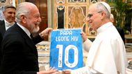 Vatikán, Vatikán: Prezident Neapole Aurelio De Laurentiis předává papeži Lvu XIV. dres podepsaný všemi hráči na oslavu vítězství ve fotbalové Serii A.