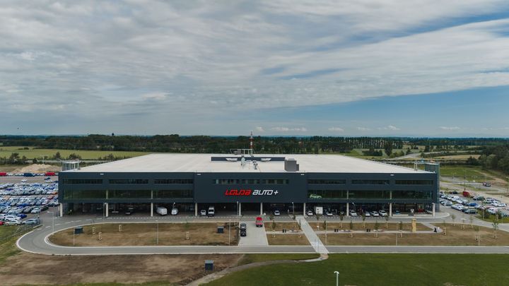 Největší autosalon v Evropě postavili kousek od Prahy. Najednou tu stojí 3000 aut