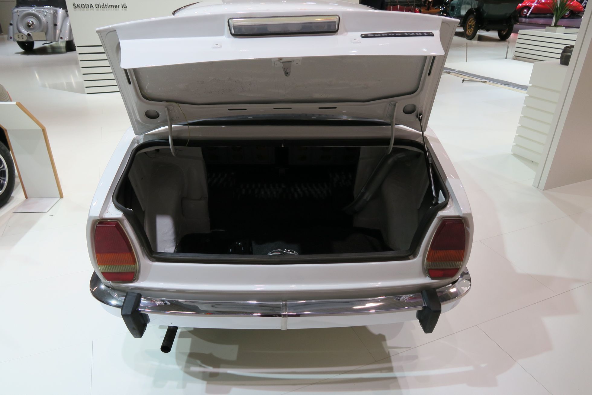 Stánek Škody na výstavě klasických automobilů v Essenu