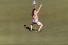 Tanec u tyče, pak placák do vody. Golfový turnaj v USA narušil striptér