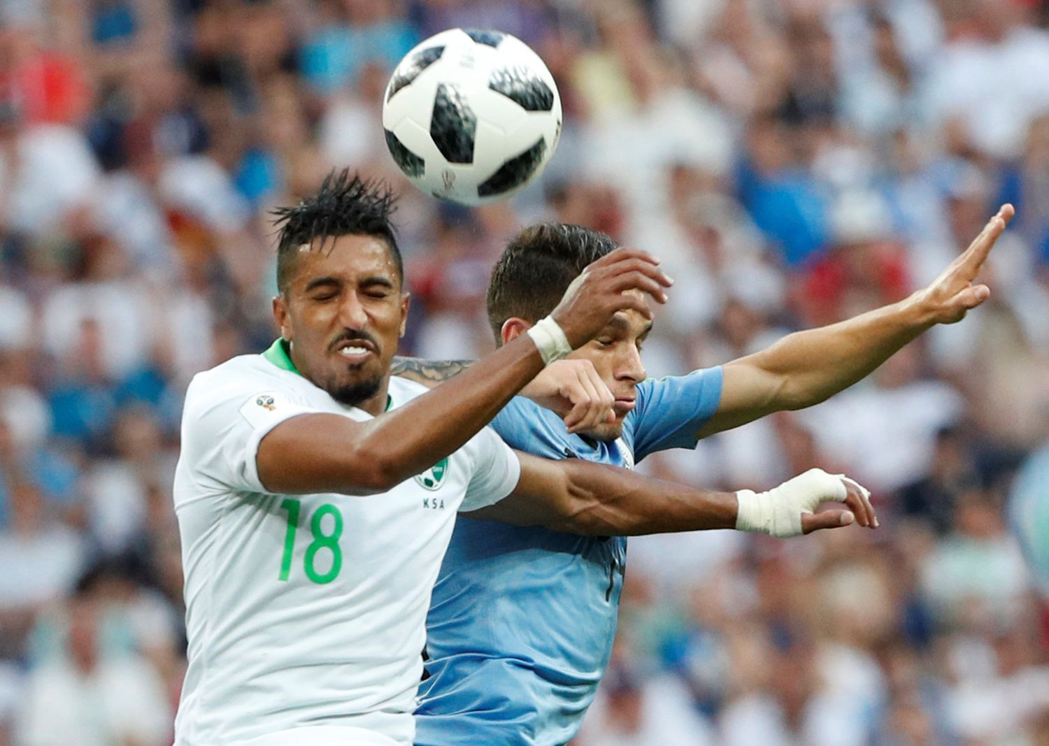 Sálim Davsárí a Lucas Torreira v zápase Uruguay - Saúdská Arábie na MS 2018