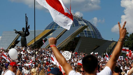 V Minsku se odehrála největší demonstrace proti Lukašenkovi, policie nezasahovala