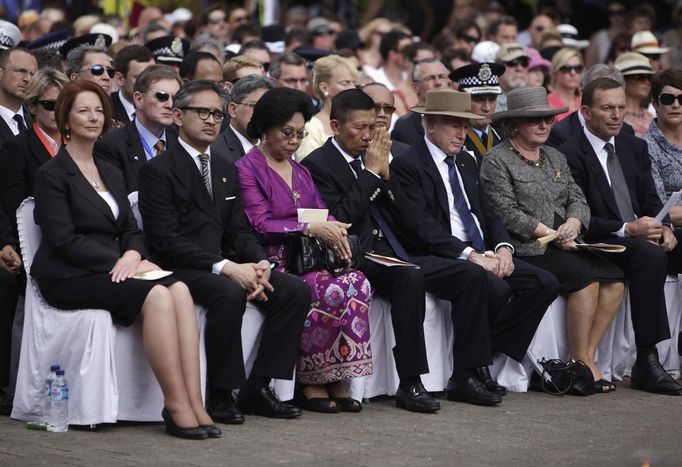 REFILE - CORRECTING IDENTITY OF WOMAN ON THIRD LEFT (L-R) Australian Prime Minister Julia Gillard, Indonesian Foreign Minister Marty Natalegawa, Indonesian Health Minister Nafsiah Mboi, Bali Governor Made Mangku Pastika, former Australian Prime Minister John Howard and his wife Janette Howard, leader of the Opposition in the Australian House of Representatives Anthony John Abbott pray as they observe a moment of silence in memory of the victims of the 2002 Bali bomb blast during the commemoration service for the 10th anniversary of the Bali bombing in Garuda Wisnu Kencana (GWK) cultural park in Jimbaran, Bali October 12, 2012. Eighty-eight Australians were among the 202 people killed in the attacks on the Sari Club and Paddy's Bar at the popular tourist area of Kuta on October 12, 2002. REUTERS/Beawiharta (INDONESIA - Tags: ANNIVERSARY POLITICS) Published: Říj. 12, 2012, 4:56 dop.