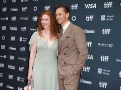 Herečka Annalise Basso s Tomem Hiddlestonem tančí v prostřední části filmu.