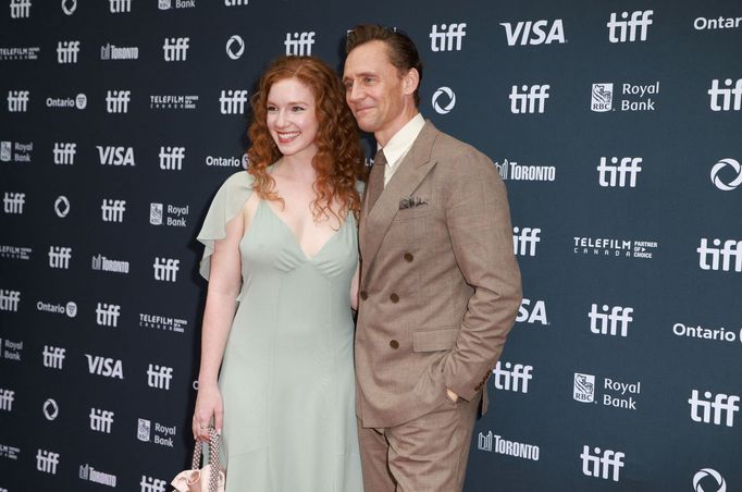 Herečka Annalise Basso a Tom Hiddleston na torontské premiéře filmu Chuckův život.