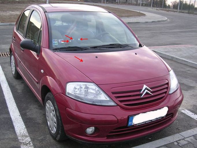 Desetiletí chlapci poškodili auto kameny, které házeli z nadjezdu