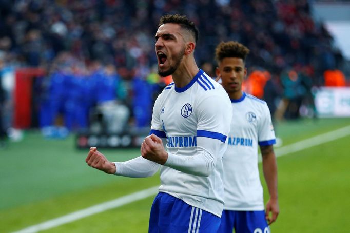 Nabil Bentaleb slaví gól Schalke z penalty na hřišti Leverkusenu v 24. kole bundesligy.