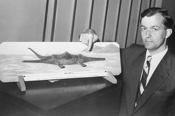 Londýn, 1960: Inženýr a amatérský pátrač Tim Dinsdale ukazuje model „Nessie“ po odvysílání svého filmového záznamu z Loch Nessu