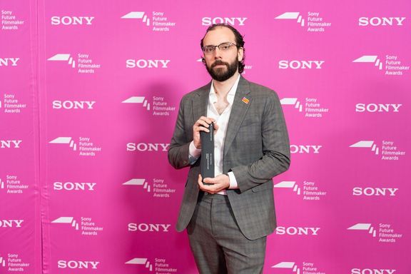 Kyle Novak přebírá cenu na světové soutěži Sony Future Filmmaker Awards 2024