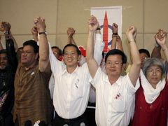 Vedení Strany demokratické akce v čele s šéfem strany Limem Guanem Engem (uprostřed) jásá po oznámení volebních výsledků ve státě Penang