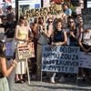 Pochod Amnesty International proti rozhodnutí amerického nejvyššího soudu v otázce potratů