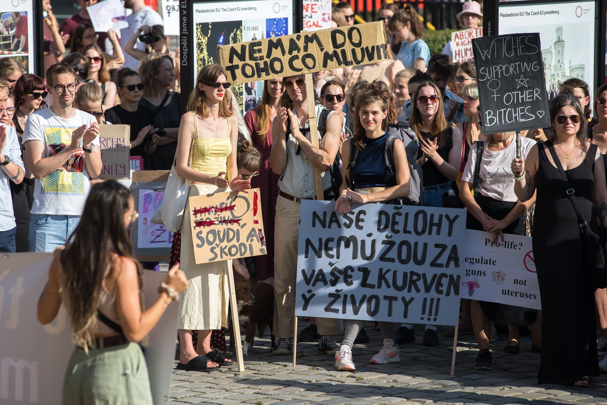 Pochod Amnesty International proti rozhodnutí amerického nejvyššího soudu v otázce potratů