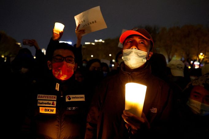 Číňané protestují kvůli přísným koronavirovým opatřením.