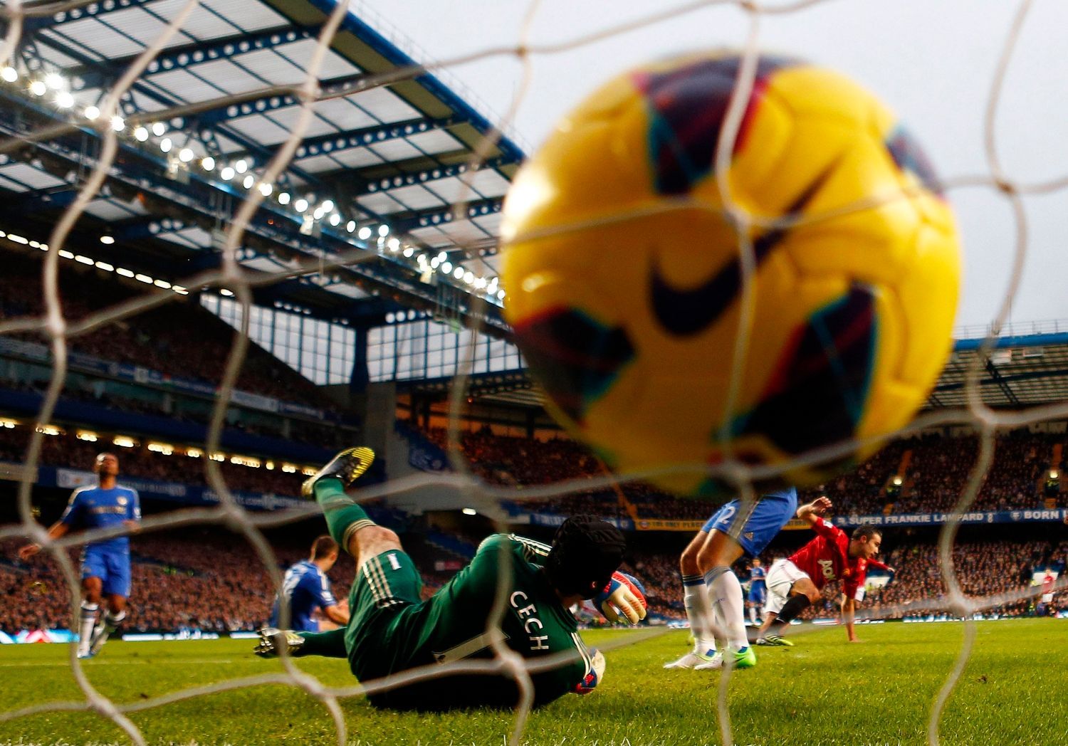 Fotbalový brankář Chelsea Petr Čech inkasuje gól v utkání Premier League 2012/13 proti Manchesteru United