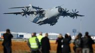 A je to tady. 11. prosinec 2009. Vojenské transportní letadlo Airbus A400M vzlétá ke svému prvnímu letu v hlavním městě španělské Adalúzie Seville. Původně dvacetimiliardový projekt komplikují rostoucí náklady, které původní rozpočet překonají až o pět miliard euro. A také velké zpoždění, které přesáhlo dva roky.