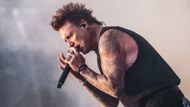 Zpěvák Jacoby Shaddix měl z pódia výhled na slunce zapadající za vyhlídkovým kolem, které už druhým rokem dominuje areálu.