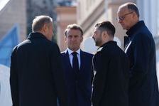 "Rusko jen mlží, klade si podmínky a dál útočí." Macron v Kyjevě pohrozil Kremlu